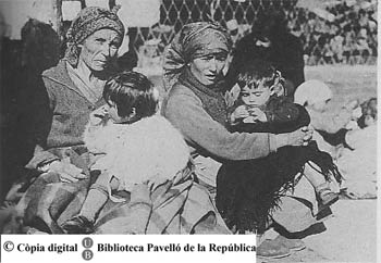 Le Perthus: mujeres descansando con sus hijos [Fuente: UB-Biblioteca del Pavelló de la República]