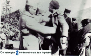 Prats de Molló: un soldado francés cachea a un exiliado [Fuente: UB-Biblioteca del Pavelló de la República]